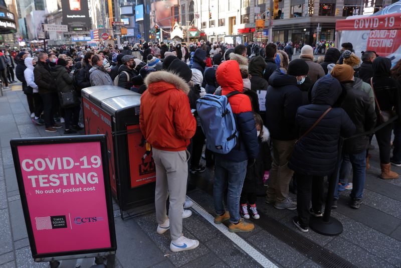 &copy; Reuters. FILE PHOTO: People queue for a COVID-19 test in Times Square as the Omicron coronavirus variant continues to spread in Manhattan, New York City, U.S., December 26, 2021. REUTERS/Andrew Kelly