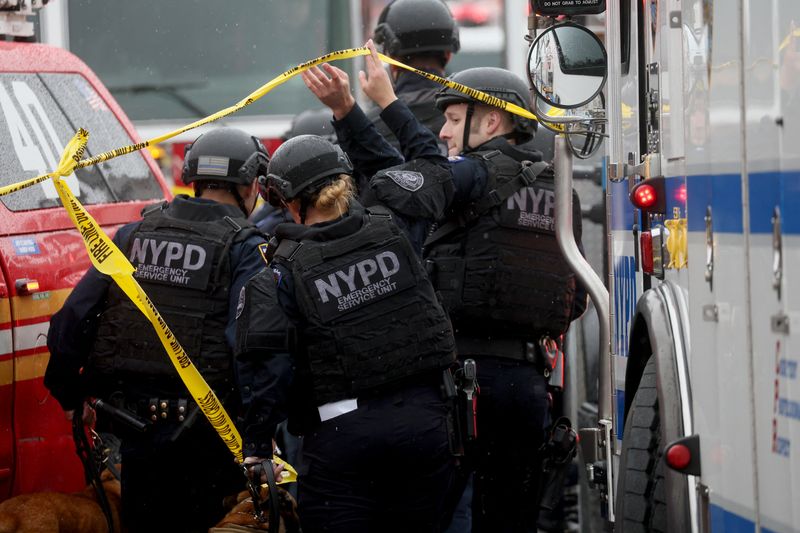 &copy; Reuters. 米ニューヨーク市ブルックリンの地下鉄駅で１２日朝、発砲事件が発生し、複数の人が撃たれ、少なくとも１３人が負傷した。（２０２２年　ロイター/Brendan McDermid）
