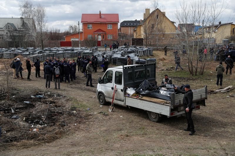 &copy; Reuters. Le maire de Boutcha, ville proche de Kyiv, a déclaré mardi que les autorités avaient jusqu'à présent retrouvé les corps de 403 personnes tuées selon elles par les forces russes. /Photo prise le 12 avril 2022/REUTERS/Valentyn Ogirenko