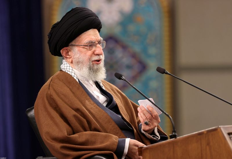 &copy; Reuters. Foto de archivo del líder supremo de Irán, el ayatolá Ali Jamenei , en Teherán 
Feb 17, 2022. Office of the Iranian Supreme Leader/WANA (West Asia News Agency)/Handout via REUTERS  