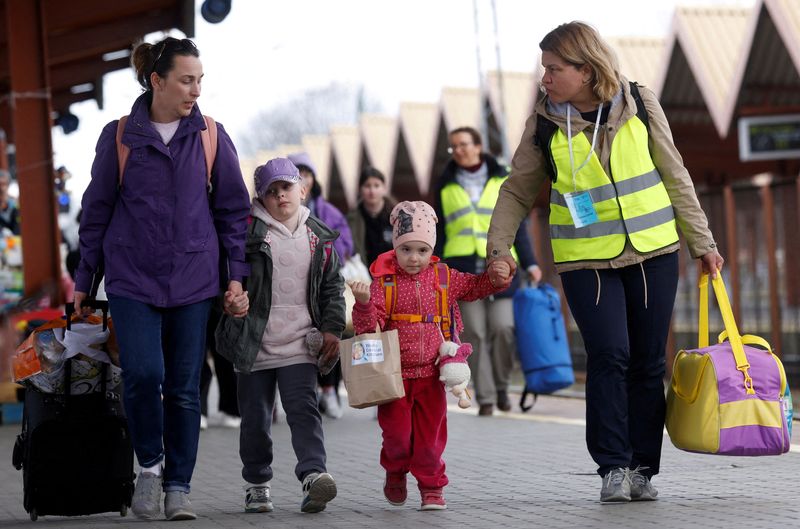 &copy; Reuters. FILE PHOTO: Ukrainian refugees walk on the platform after arriving on a train from Odesa at Przemysl Glowny train station, after fleeing the Russian invasion of Ukraine, in Przemysl, Poland, April 10, 2022.    REUTERS/Leonhard Foeger/File Photo