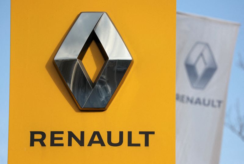&copy; Reuters. Un cartello con logo Renault a San Pietroburgo. 24 marzo 2022. REUTERS/REUTERS PHOTOGRAPHER/File Photo