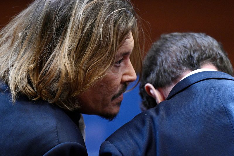 &copy; Reuters. Ator Johnny Depp fala com advogado durante julgamento em tribunal da Virgínia
12/04/2022
Brendan Smialowski/Pool via REUTERS