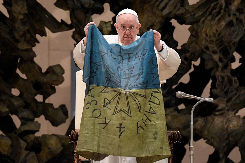 &copy; Reuters. FOTO DE ARCHIVO. Papa Francisco mantiene la bandera ucraniana en el Vaticano,  6 de abril del 2022. Vatican Media/Handout via REUTERS 
