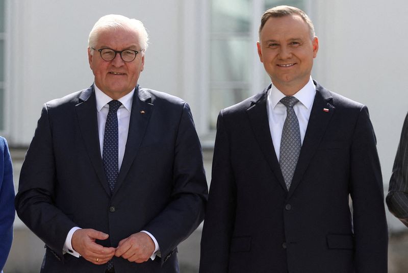 &copy; Reuters. Presidente alemán  Frank-Walter Steinmeier posa para la foto con el presidente polaco Andrzej Duda en el Palacio Belvedere en Varsovia, Polonia, 12 de abril del 2022. REUTERS/Kacper Pempel