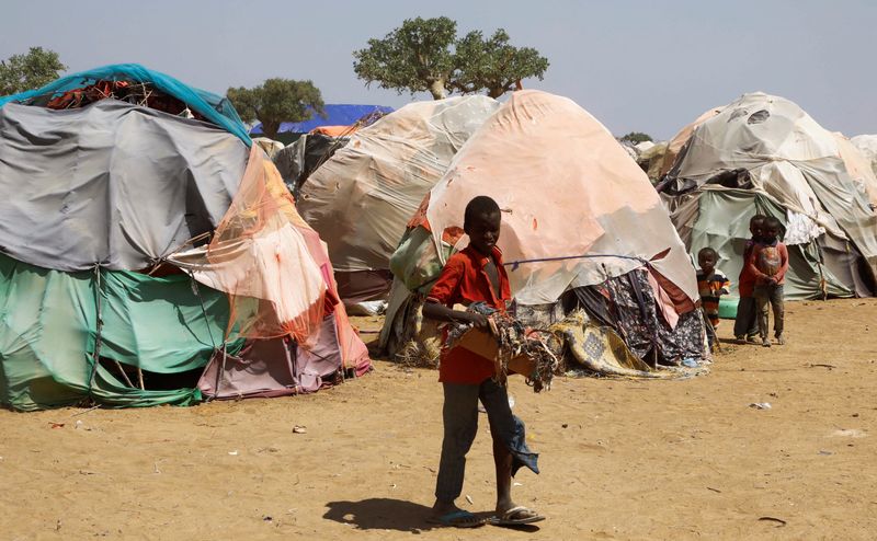 &copy; Reuters. أطفال صوماليون في مخيم للنازحين بمنطقة جدو بولاية جوبالاند بالصومال يوم 13 مارس آذار 2022. تصوير: فيصل عمر- رويترز