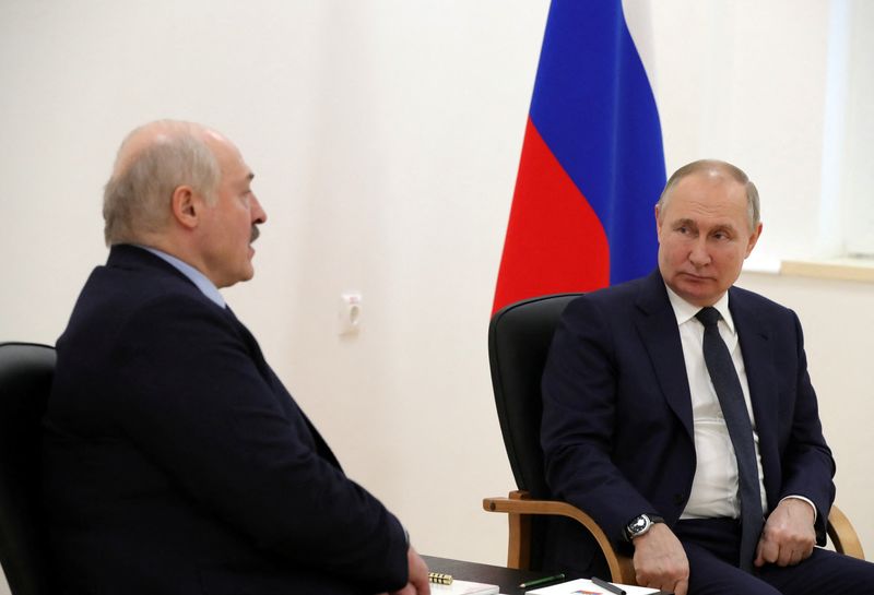 &copy; Reuters. الرئيس الروسي فلاديمير بوتين (الى اليمين) ورئيس روسيا البيضاء ألكسندر لوكاشينكو خلال اجتماع في شرق روسيا يوم الثلاثاء. (صورة لرويترز من وكال