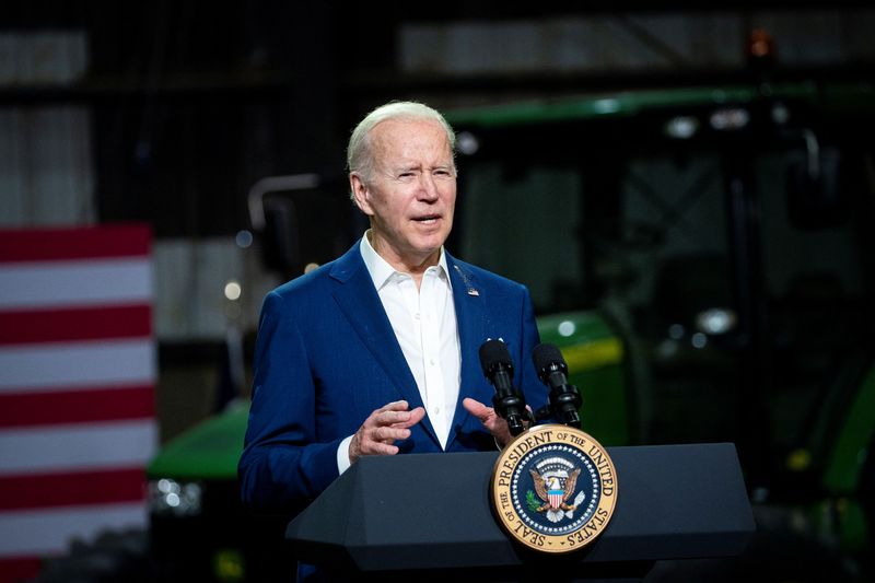 &copy; Reuters. U.S. President Joe Biden speaks while visiting a POET Bioprocessing plant in Menlo, Iowa, U.S., April 12, 2022. REUTERS/Al Drago