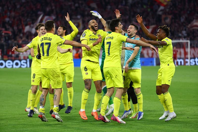 © Reuters. لاعبو فياريال يحتفلون بالفوز على بايرن ميونيخ في دوري أبطال أوروبا لكرة القدم في ميونيخ يوم الثلاثاء. تصوير:كاي فافنباخ-رويترز.