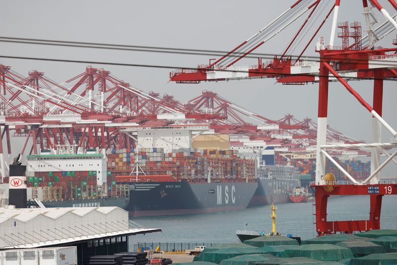 &copy; Reuters. 　４月１３日、中国税関が公表したデータによると、３月のドル建て輸出は前年比１４．７％増加した。写真は山東省にある港で昨年４月撮影（２０２２年　ロイター／Carlos Garcia Rawlins ）
