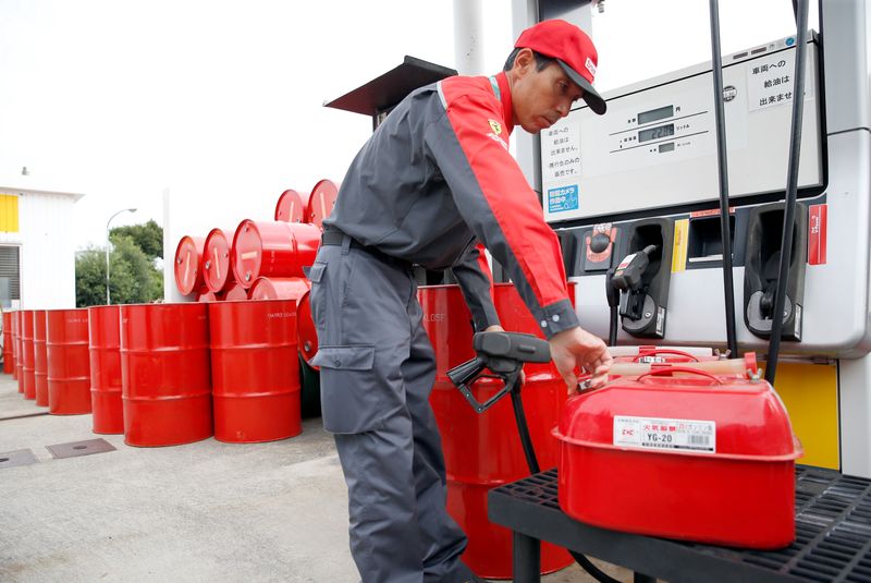 &copy; Reuters. 　４月１３日、経済産業省は、ガソリンなどの価格上昇を抑制するために行っている元売り各社への補助金について、１４日から２０日は１リットル当たり２０．３円を支給すると発表した