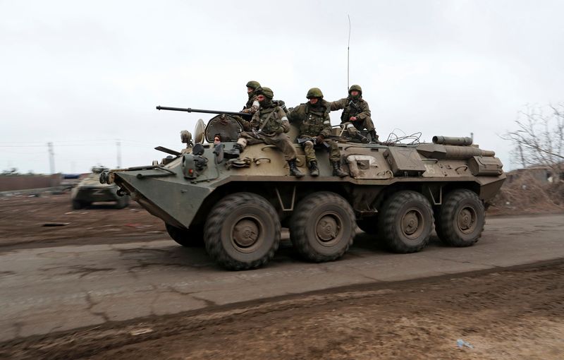 © Reuters. Service members of pro-Russian troops ride an armoured personnel carrier during Ukraine-Russia conflict on the outskirts of the southern port city of Mariupol, Ukraine April 12, 2022. REUTERS/Alexander Ermochenko