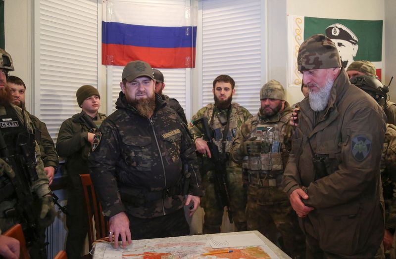&copy; Reuters. El jefe de la República de Chechenia, Ramzan Kadirov, asiste a una reunión con los comandantes del 8º ejército combinado del Distrito Militar del Sur de Rusia y las unidades de fuerzas especiales en un centro de operaciones en el curso del conflicto e