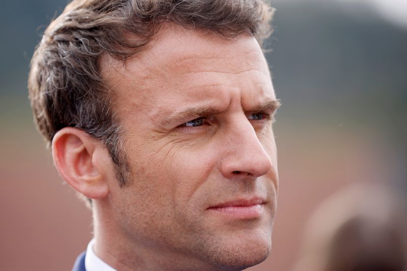 &copy; Reuters. El presidente francés Emmanuel Macron, candidato a su reelección en las elecciones presidenciales francesas de 2022, se reúne con los residentes durante una visita de campaña en Chatenois, cerca de Estrasburgo, Francia, el 12 de abril de 2022. REUTERS