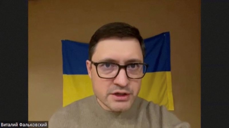 &copy; Reuters. فاديم بويتشينكو رئيس بلدية مدينة ماريوبول الساحلية الأوكرانية المحاصرة يتحدث خلال مقابلة مع رويترز في ماريوبول يوم الخامس من مارس آذار 2022 
