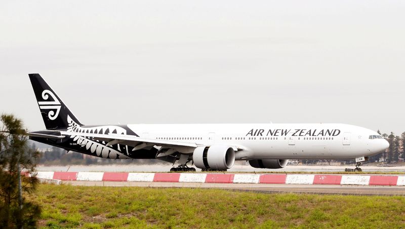 &copy; Reuters. FOTO DE ARCHIVO: Un avión Boeing 777-300ER de Air New Zealand aterriza en el aeropuerto internacional Kingsford Smith en Sídney, Australia, 22 de febrero de 2018. REUTERS/Daniel Munoz
