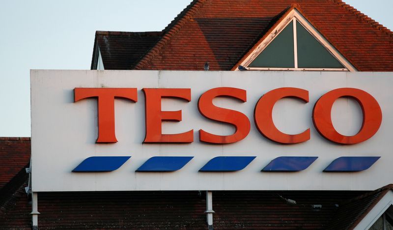 © Reuters. FILE PHOTO: General view of a Tesco Extra store sign in Bletchley, in Milton Keynes, Britain, January 5, 2022. REUTERS/Andrew Boyers