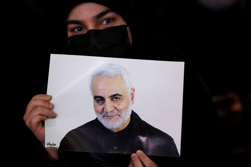 © Reuters. امرأة إيرانية تحمل صورة قاسم سليماني في الذكرى الثانية لمقتله في طهران يوم الثالث من يناير كانون الثاني 2022. صورة لرويترز من وكالة أنباء غرب آسيا. 