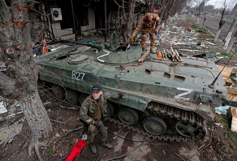 &copy; Reuters. ロシア国防省は、ウクライナ第３６海兵旅団の兵士１０２６人が、マリウポリで降伏したと発表した。ロシアのタス通信が１３日伝えた。写真は４月１２日、マリウポリで撮影（２０２２年