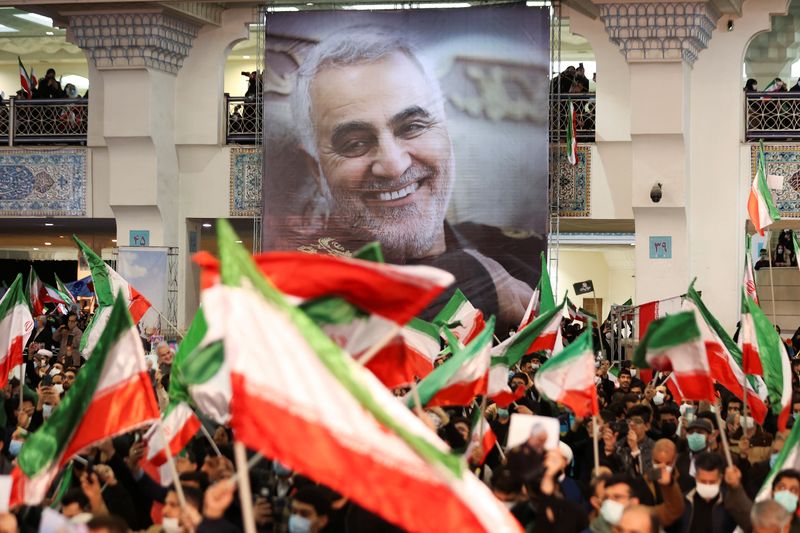 &copy; Reuters. FOTO DE ARCHIVO: Una pancarta de Qassem Soleimani durante una ceremonia para conmemorar el segundo aniversario de la muerte del comandante militar iraní, el general Qassem Soleimani, en un ataque de Estados Unidos, en Teherán, Irán 3 de enero de 2022. 
