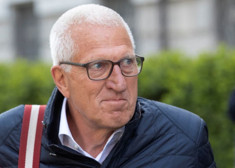 © Reuters. Pierin Vincenz, former CEO of Swiss Raiffeisen bank looks on as he leaves after a trial in Zurich, Switzerland April 13, 2022. REUTERS/Arnd Wiegmann