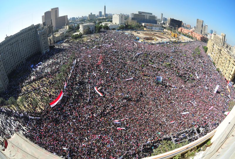 &copy; Reuters. مصريون مؤيدون للديمقراطية يتجمعون في ميدان التحرير بالقاهرة بصورة من أرشيف رويترز.