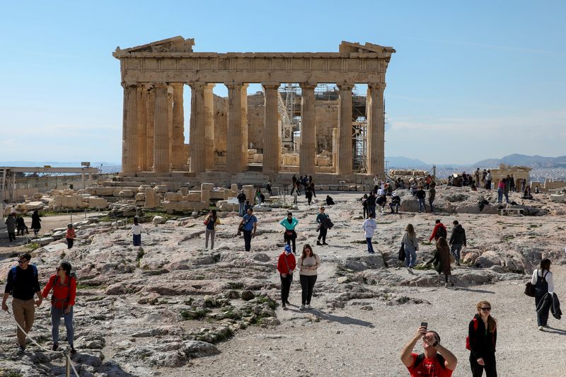 &copy; Reuters. FOTO DE ARCHIVO: Varias personas frente al Partenón en la Acrópolis de Atenas, Gracia, el 26 de febrero de 2022. REUTERS/Louiza Vradi