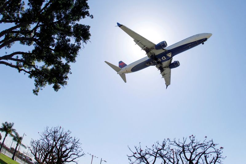 &copy; Reuters. FILE PHOTO: A Delta Airlines passenger jet approaches to land at LAX during the outbreak of the coronavirus disease (COVID-19) in Los Angeles, California, U.S., April 7, 2021. REUTERS/Mike Blake