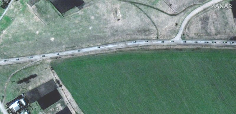 &copy; Reuters. صورة قمر صناعي تظهر مركبات مدرعة في الطرف الشمالي من قافلة عسكرية تتحرك جنوبا عبر بلدة فيليكي بيرلوك بأوكرانيا في الثامن من أبريل نيسان 2022. 
