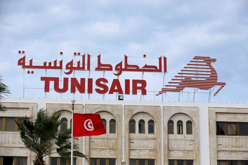 &copy; Reuters. شعار الخطوط التونسية على مقر الشركة في مدينة تونس بصورة من ارشيف رويترز.