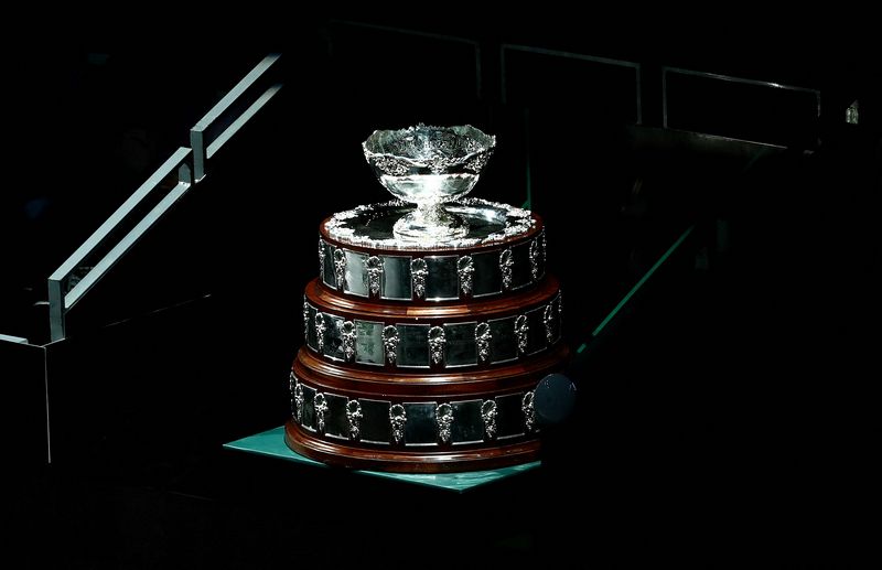 &copy; Reuters. FOTO DE A RCHIVO: El trofeo de la Copa Davis en el estadio Madrid Arena de Madrid, España, el 25 de noviembre de 2021. REUTERS/Sergio Pérez