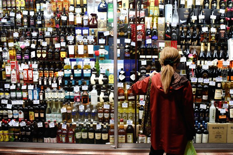 &copy; Reuters. A customer looks at bottles of alcohol in a market as inflation in Argentina hits its highest level in years, causing food prices to spiral, in Buenos Aires, Argentina April 12, 2022.   REUTERS/Mariana Nedelcu