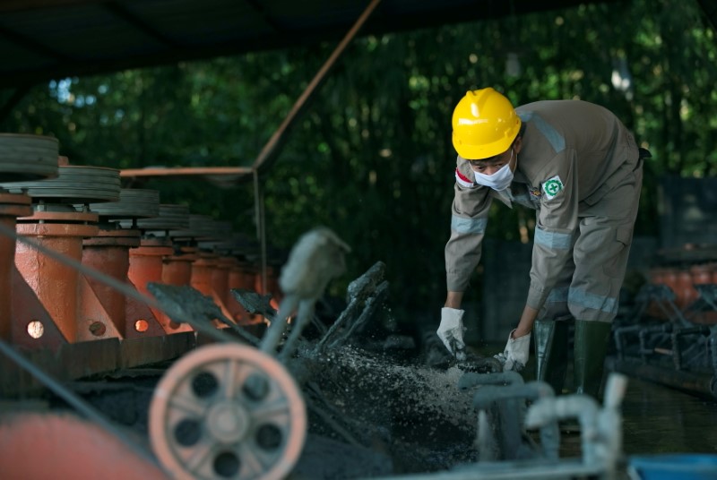 &copy; Reuters. Imagen de archivo de un operario trabajando en una fundición de plomo y zinc de la firma Lumbung Mineral Sentosa en Bogor, Indonesia. 19 julio 2014. REUTERS/Darren Whiteside