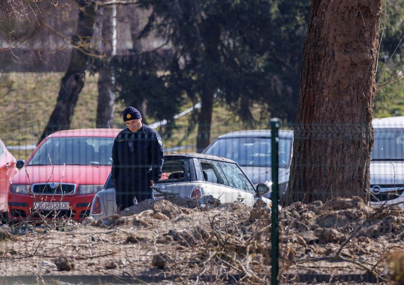 &copy; Reuters. FOTO DE ARCHIVO: Un agente de policía en el lugar donde se estrelló un dron, tras la invasión rusa de Ucrania, en Zagreb, Croacia, el 11 de marzo de 2022. REUTERS/Antonio Bronic