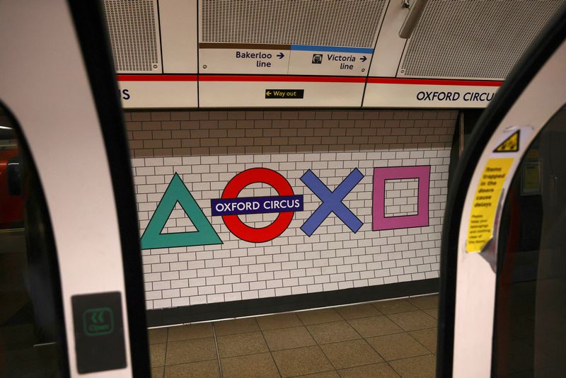© Reuters. FILE PHOTO: Sony Playstation 5 branding is displayed replacing the traditional Oxford Circus underground logo on the platform of the tube station, in London, Britain, November 18, 2020. REUTERS/Simon Dawson