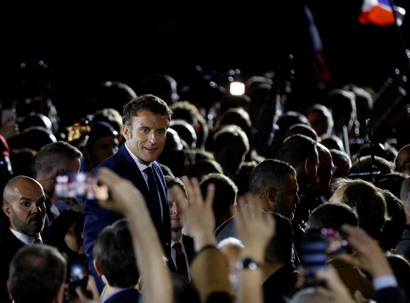&copy; Reuters. El presidente francés Emmanuel Macron, candidato a la reelección en las elecciones presidenciales francesas de 2022, asiste a un mitin de campaña en la Place du Chateau, cerca de la Catedral, en Estrasburgo, Francia, 12 de abril de 2022. REUTERS/Johann
