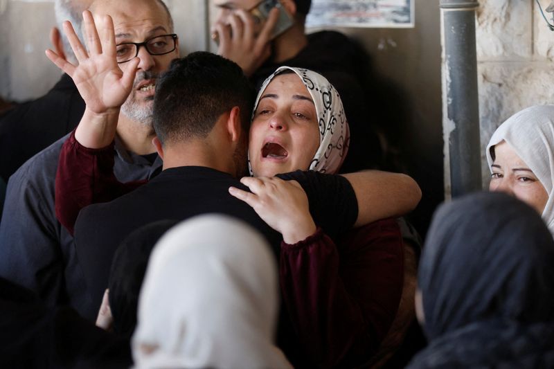 &copy; Reuters. امرأة تمت بصلة قرابة لللفلسطيني محمد عساف تنتحب بعد مقتله في نابلس بالضفة الغربية المحتلة يوم الأربعاء. تصوير: محمد تركمان - رويترز. 