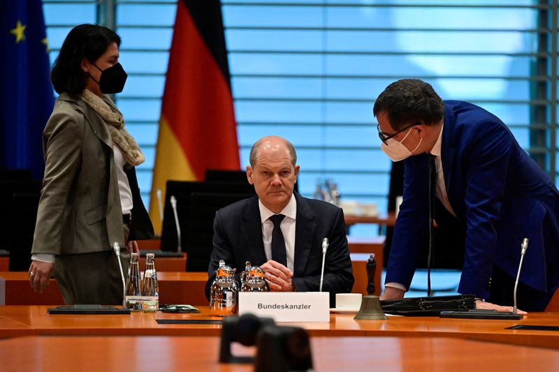 &copy; Reuters. El canciller alemán Olaf Scholz escucha al jefe de la Cancillería Federal Wolfgang Schmidt antes de una reunión semanal del gabinete en la Cancillería en Berlín, Alemania. 13 de abril de 2022. John MacDougall/Pool vía REUTERS