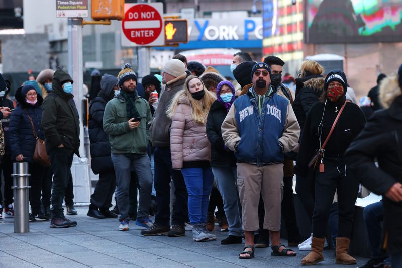 &copy; Reuters. FILE PHOTO: People queue for a COVID-19 test in Times Square as the Omicron coronavirus variant continues to spread in Manhattan, New York City, U.S., December 26, 2021. REUTERS/Andrew Kelly