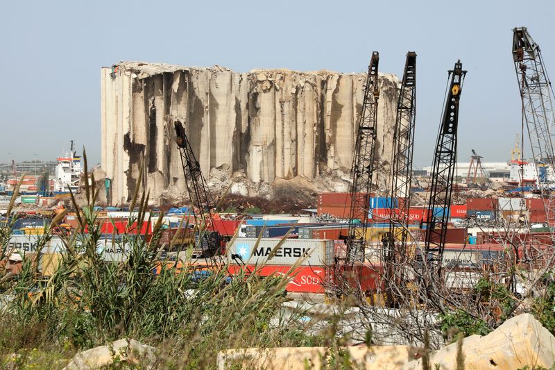 &copy; Reuters. صوامع القمح التي دمرها انفجار في مرفأ بيروت عام 2020 في صورة بتاريخ الرابع من أبريل نيسان 2022. تصوير: محمد عزاقير - رويترز. 