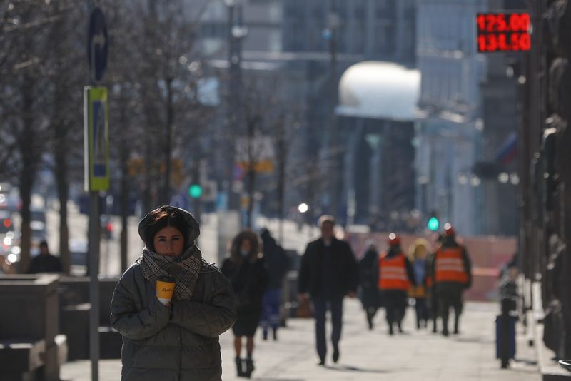 &copy; Reuters. FOTO DE ARCHIVO-Una peatona lleva una bebida McCafé comprada en un restaurante McDonald&apos;s en el centro de Moscú, Rusia.
