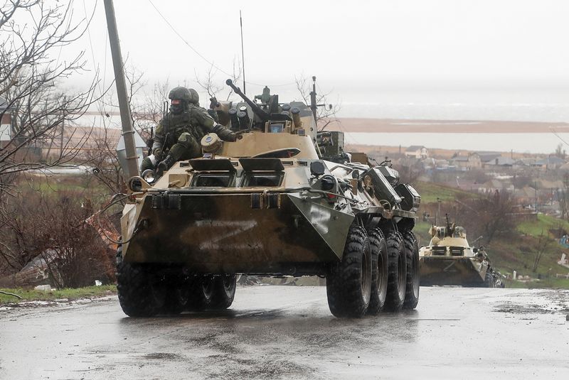 © Reuters. Des militaires pro-russes à Marioupol. Le ministère russe de la Défense a prévenu mercredi que si les attaques ukrainiennes en territoire russe se poursuivent, les troupes russes frapperont les lieux en Ukraine où ces décisions sont prises, dont la capitale Kyiv. /Photo prise le 13 avril 2022/REUTERS/Alexander Ermochenko