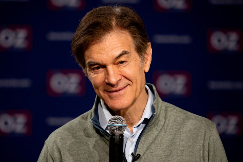 &copy; Reuters. FILE PHOTO: FILE PHOTO: Mehmet Oz, who is running for the U.S. Senate, speaks at a campaign event in York, Pennsylvania, U.S., February 5, 2022. REUTERS/Hannah Beier/File Photo/File Photo