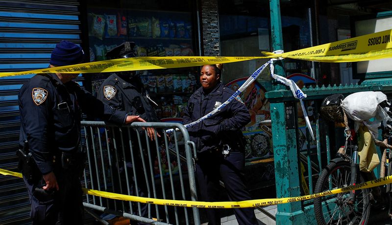&copy; Reuters. Policías hacen guardia en la escena de un tiroteo en una estación de metro en el distrito de Brooklyn de la ciudad de Nueva York, Nueva York, EEUU, 12 de abril de 2022. REUTERS/Eduardo Muñoz