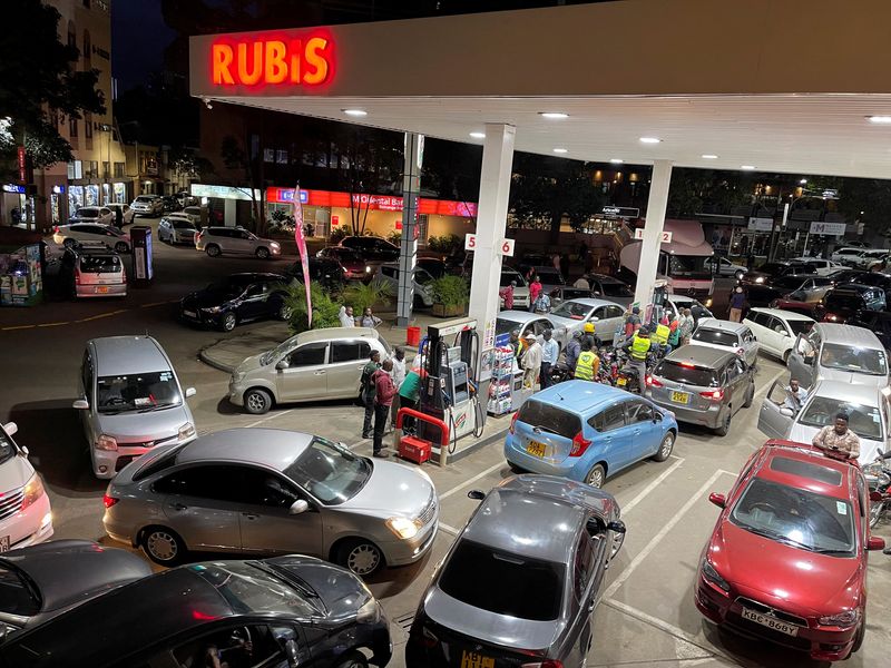 &copy; Reuters. Motorists queue at the Rubis fuel station to fuel their vehicles, amid the nationwide petrol and diesel shortage, in the central business district of Nairobi, Kenya April 13, 2022. REUTERS/Thomas Mukoya