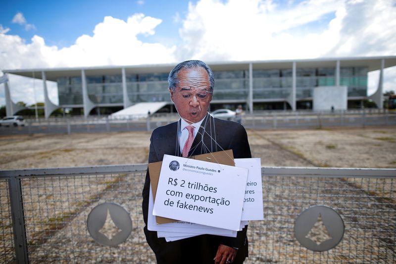 &copy; Reuters. Manifestante protesta por reajuste salarial de servidores com máscara do ministro da Economia, Paulo Guedes, em frente ao Palácio do Planalto em Brasília
02/02/2022
REUTERS/Adriano Machado