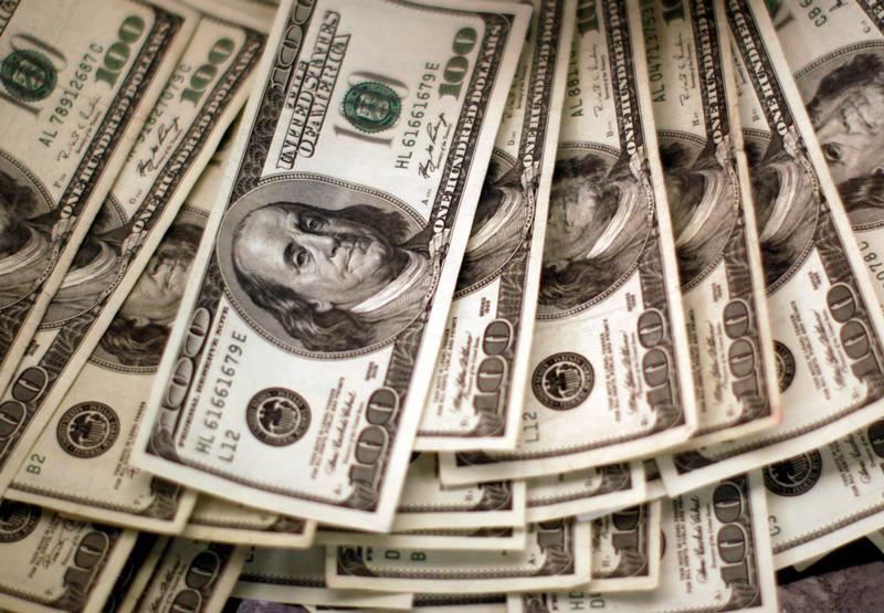 &copy; Reuters. FILE PHOTO: Four thousand U.S. dollars are counted out by a banker counting currency at a bank in Westminster, Colorado November 3, 2009.  REUTERS/Rick Wilking/File Photo - RC2YZF9X45KE