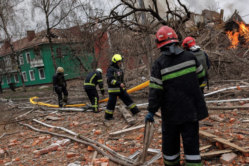 &copy; Reuters. رجل إطفاء يحاولون إخماد حريق بمبنى جراء قصف روسي لخاركيف يوم الثلاثاء. تصوير: الكيس قنسطنطنيدس - رويترز .