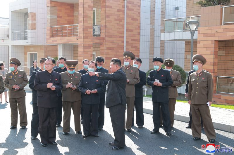 &copy; Reuters. North Korean leader Kim Jong Un inspects the Pothong Riverside Terraced Residential District in this undated photo released on April 3, 2022 by North Korea's Korean Central News Agency (KCNA).   KCNA via REUTERS /File Photo