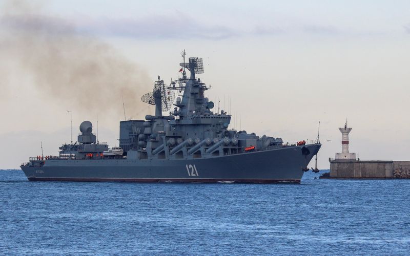&copy; Reuters. الطرادة الصاروخية موسكفا التابعة للبحرية الروسية تبحر عائدة إلى ميناء سيفاستوبول في جزيرة القرم بعد تتبع سفنا حربية تابعة لحلف شمال الأطلس